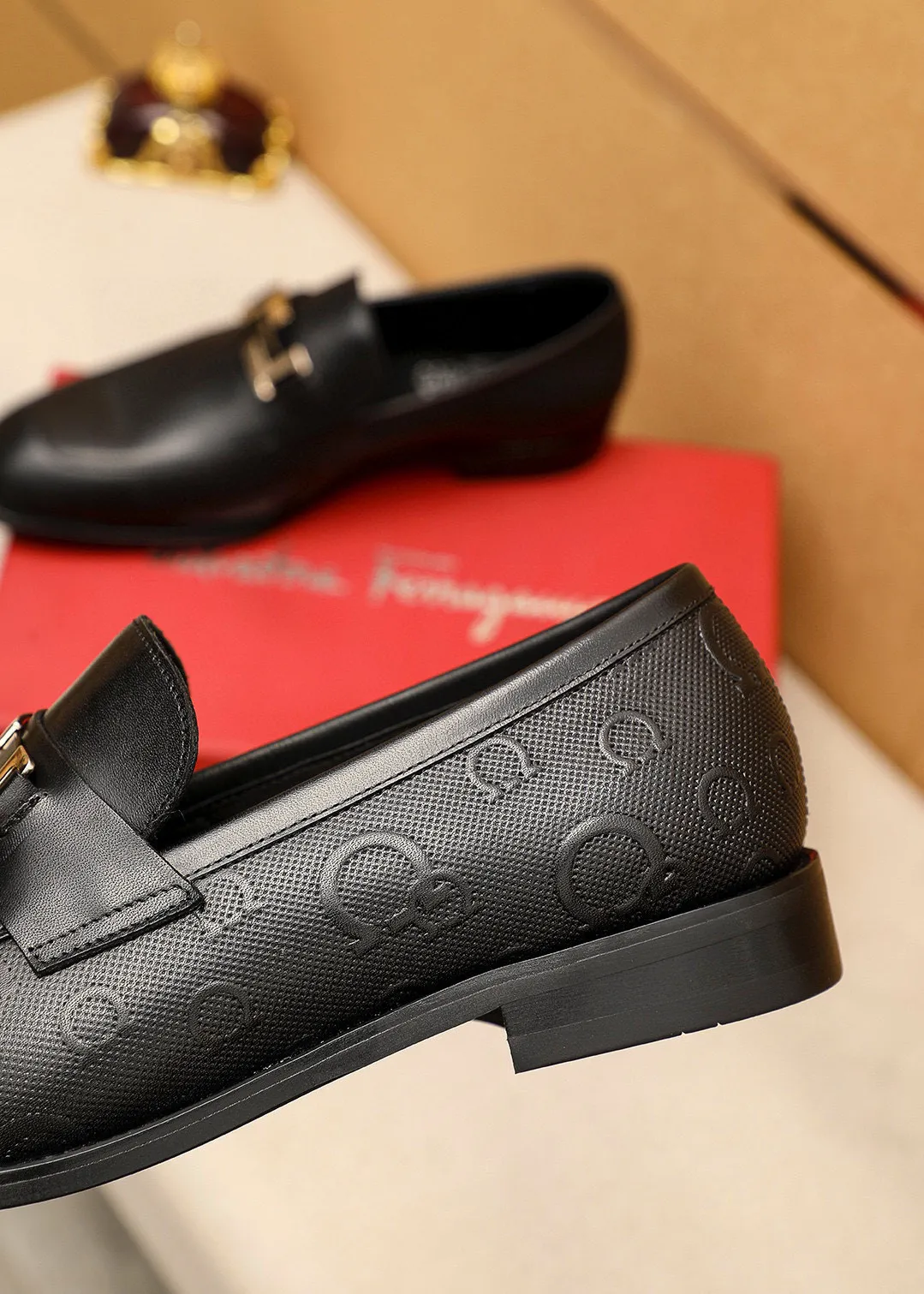 Men's shoes 💰460 💐 Product trademark: Ferragamo "Ferragamo" casual leather shoes Regular size: 38-44 (45.46🉑️customized) Product materials: Selected imported first-layer cowhide embossed upper + luxury hardware buckle, imported water-dyed cowhide leather lining. Strong three-dimensional visual effect, original rubber outsole Color: 1⃣️color optional